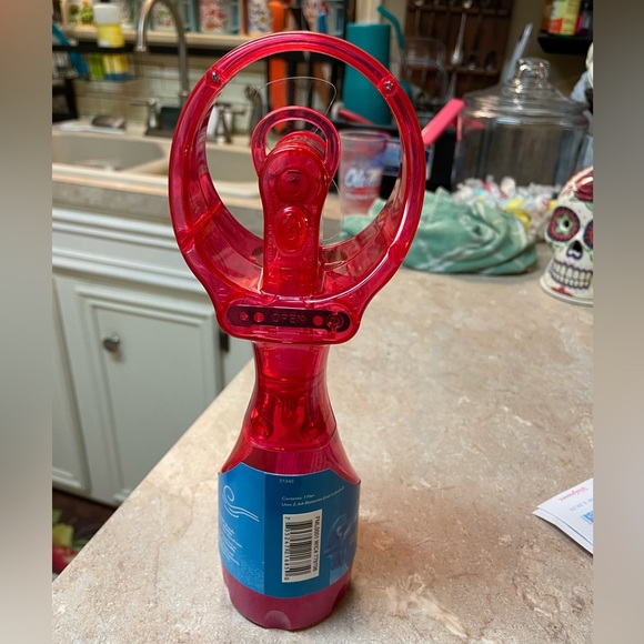 O2COOL 2.75-in 3-Volt 1-Speed Outdoor Red Misting Personal Fan - Picture 6 of 7